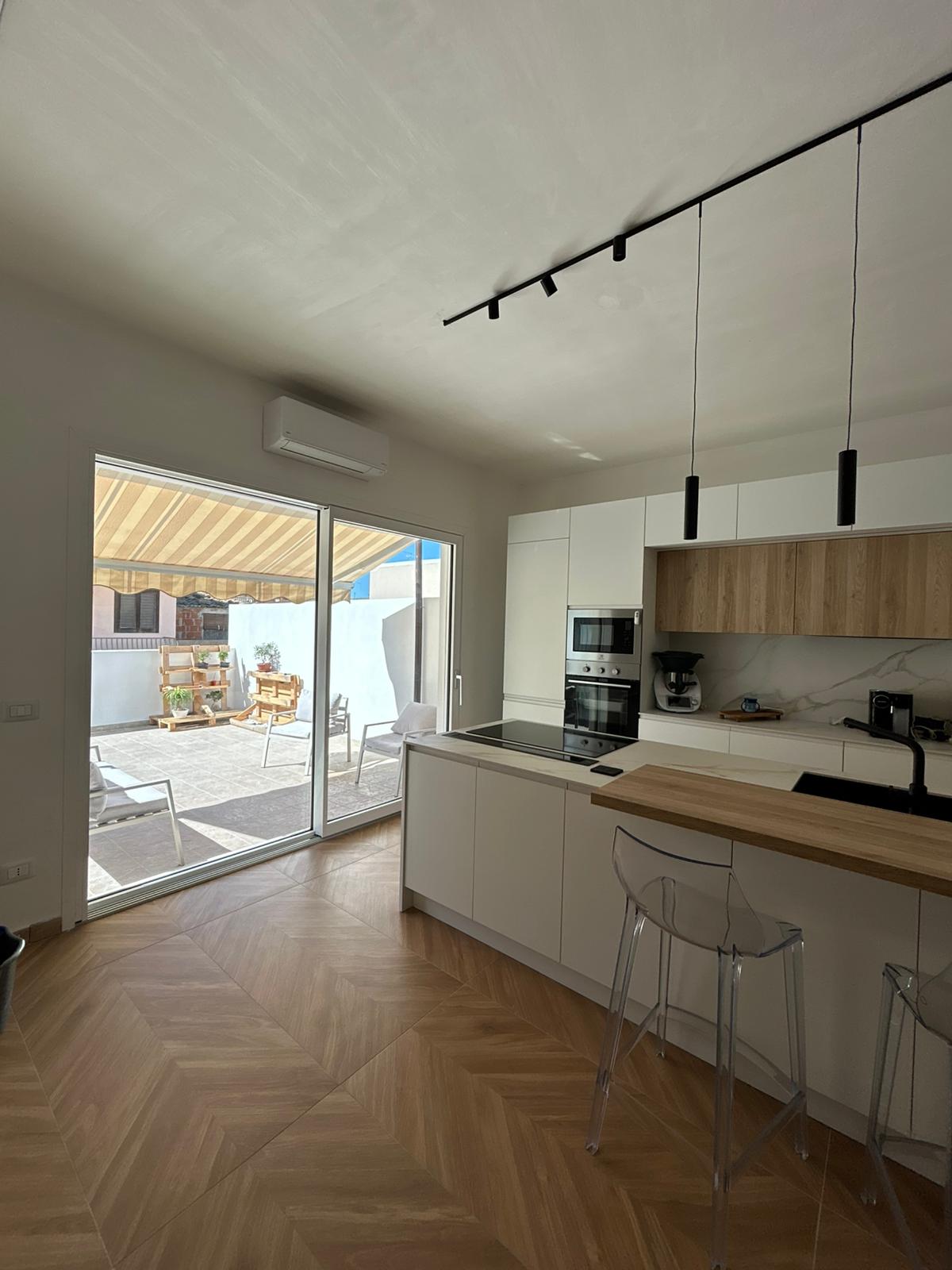 Cucina e terrazzo collegati da uno scorrevole Air Slide ad Acate